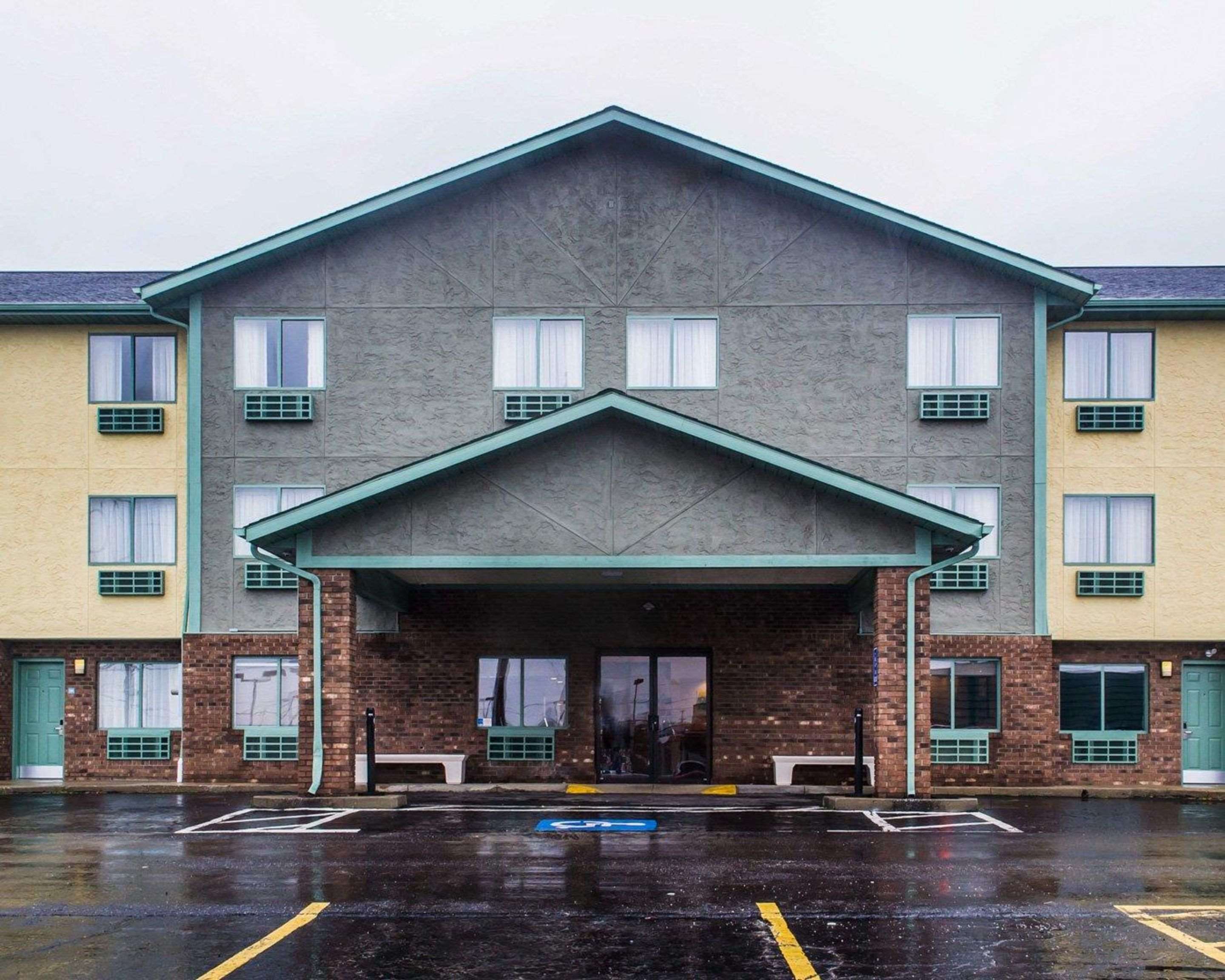 Hotel entrance | Quality Inn