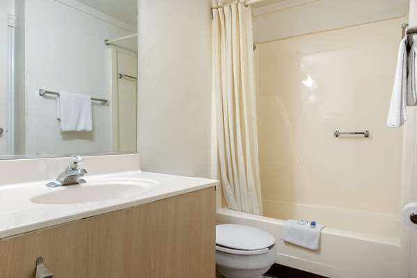  - Rodeway Inn Sharonville - I-275, Exit 46