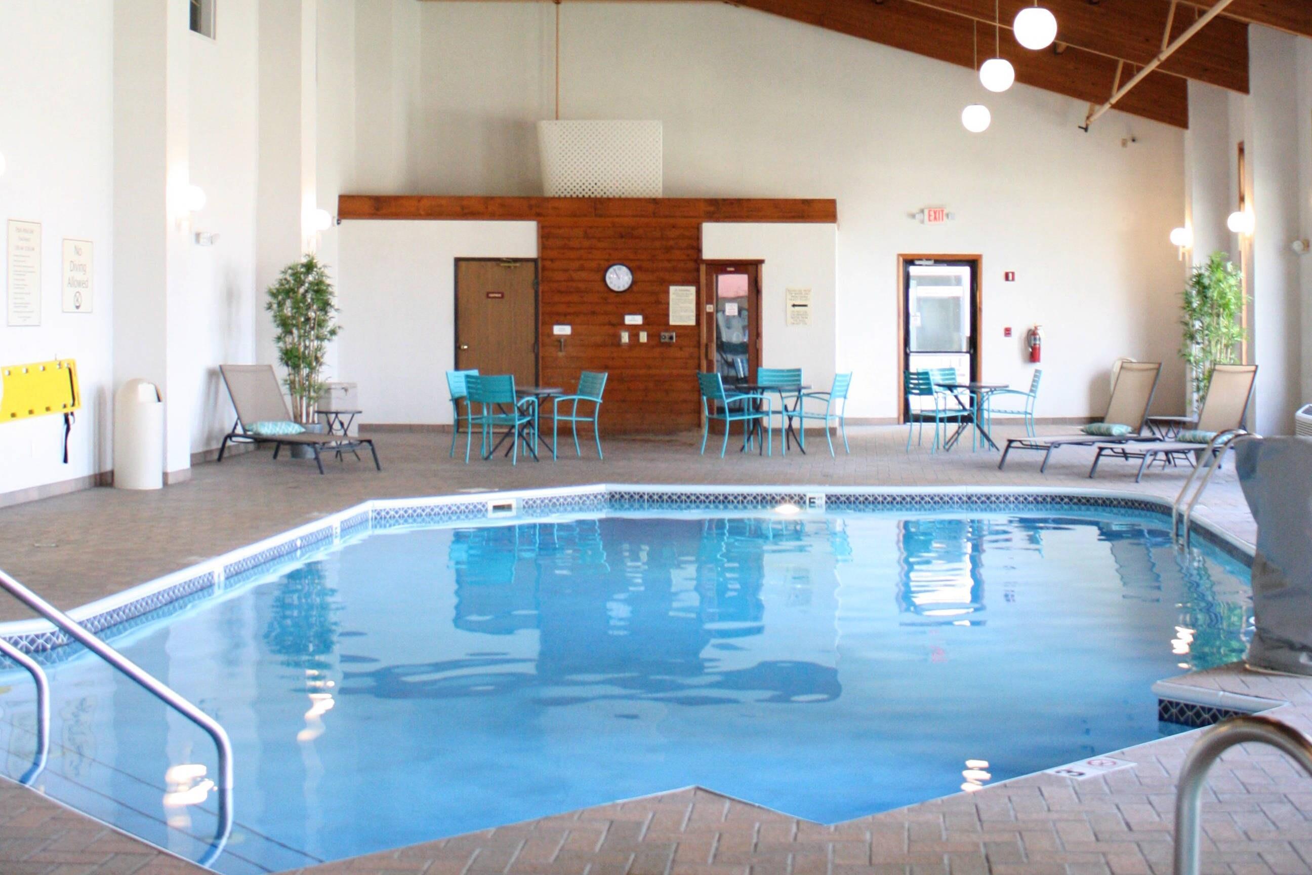 Indoor pool | Schoenbrunn Inn