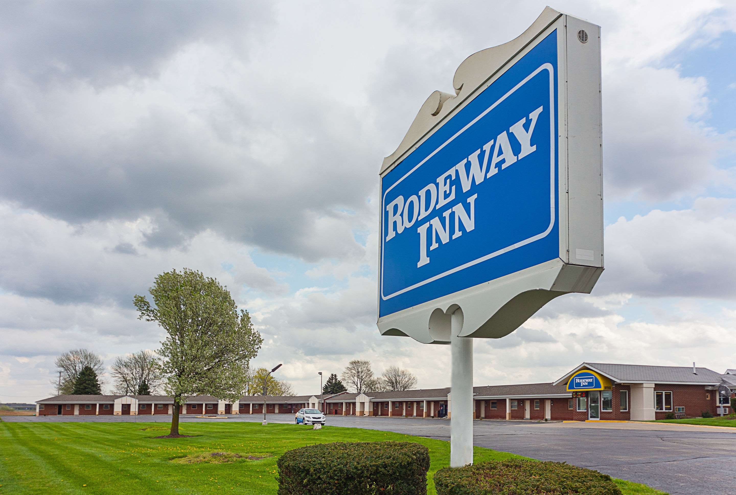 Hotel exterior | Rodeway Inn
