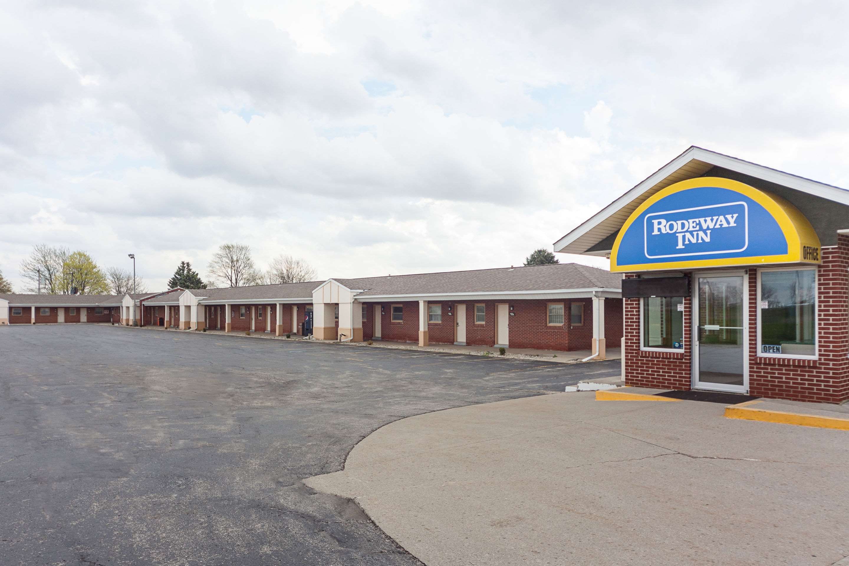 Hotel exterior | Rodeway Inn