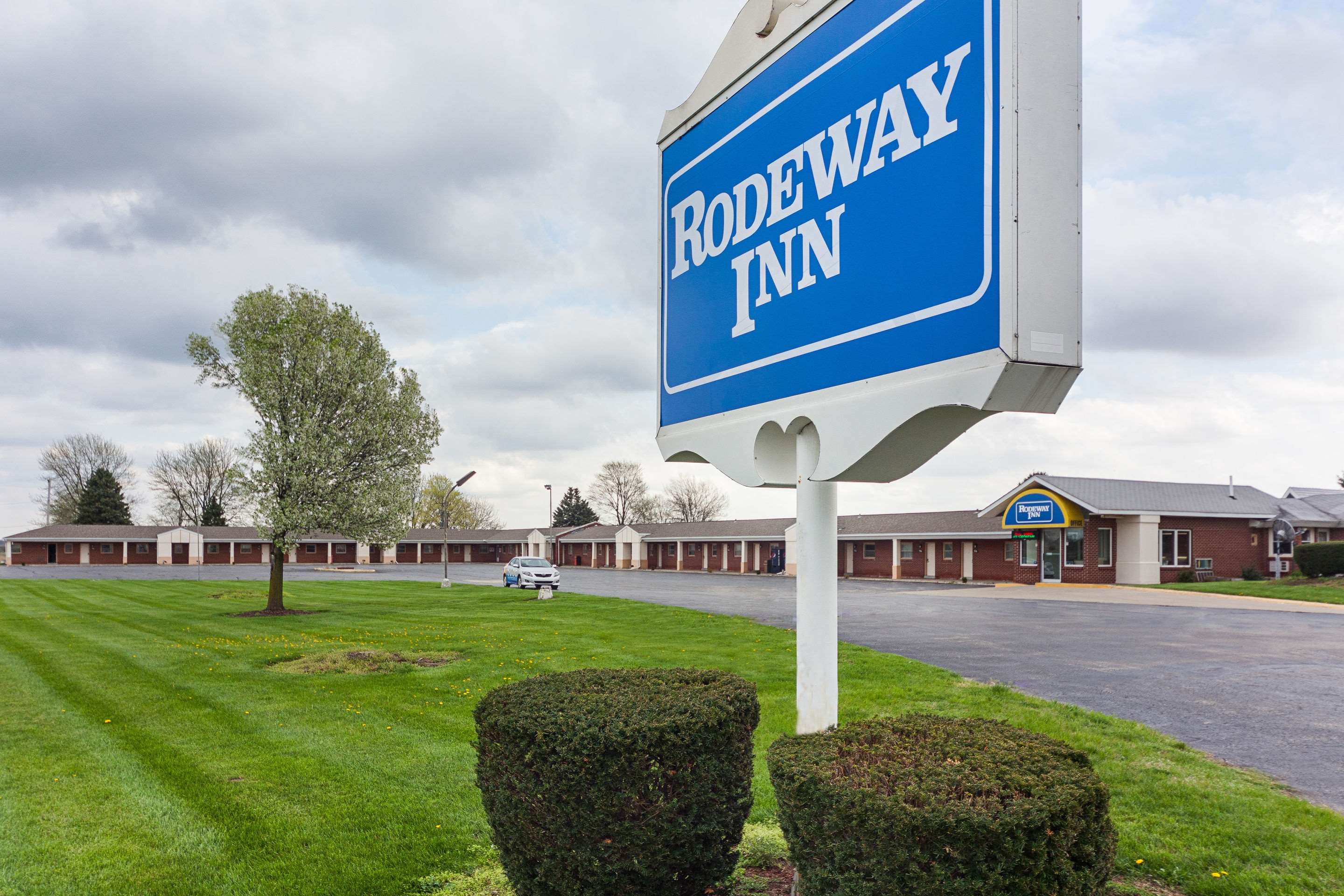 Hotel exterior | Rodeway Inn