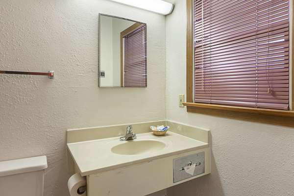  - Rodeway Inn Wauseon - I-80 & I-90, Exit 34