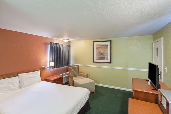  - Rodeway Inn Wauseon - I-80 & I-90, Exit 34