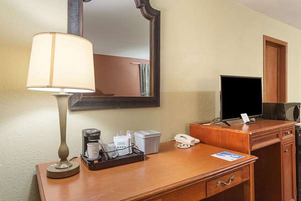  - Rodeway Inn Wauseon - I-80 & I-90, Exit 34