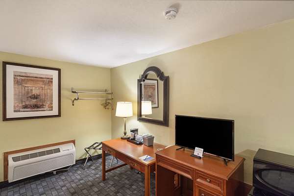  - Rodeway Inn Wauseon - I-80 & I-90, Exit 34