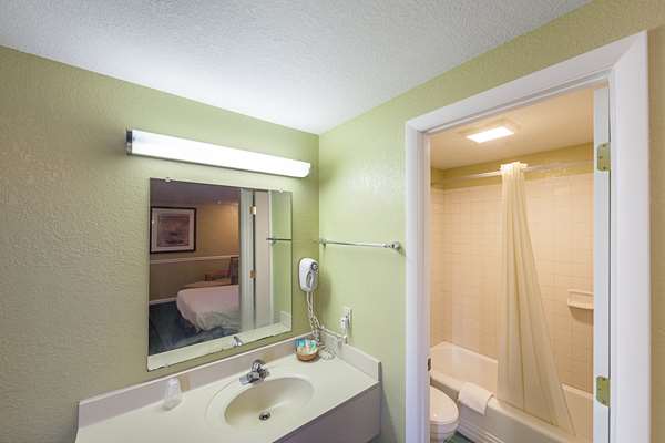  - Rodeway Inn Wauseon - I-80 & I-90, Exit 34