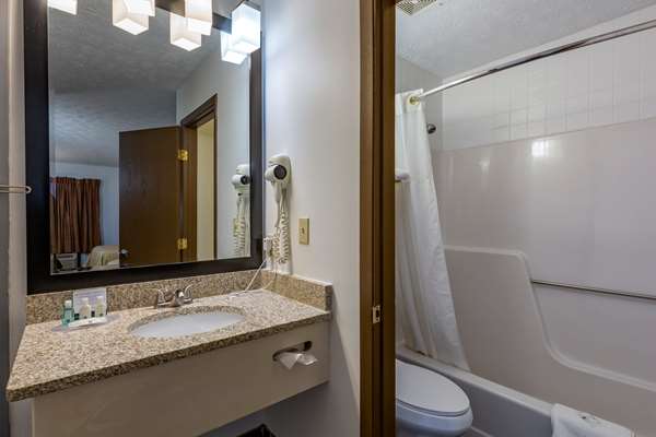  - Quality Inn Austintown - I-80, Exit 223