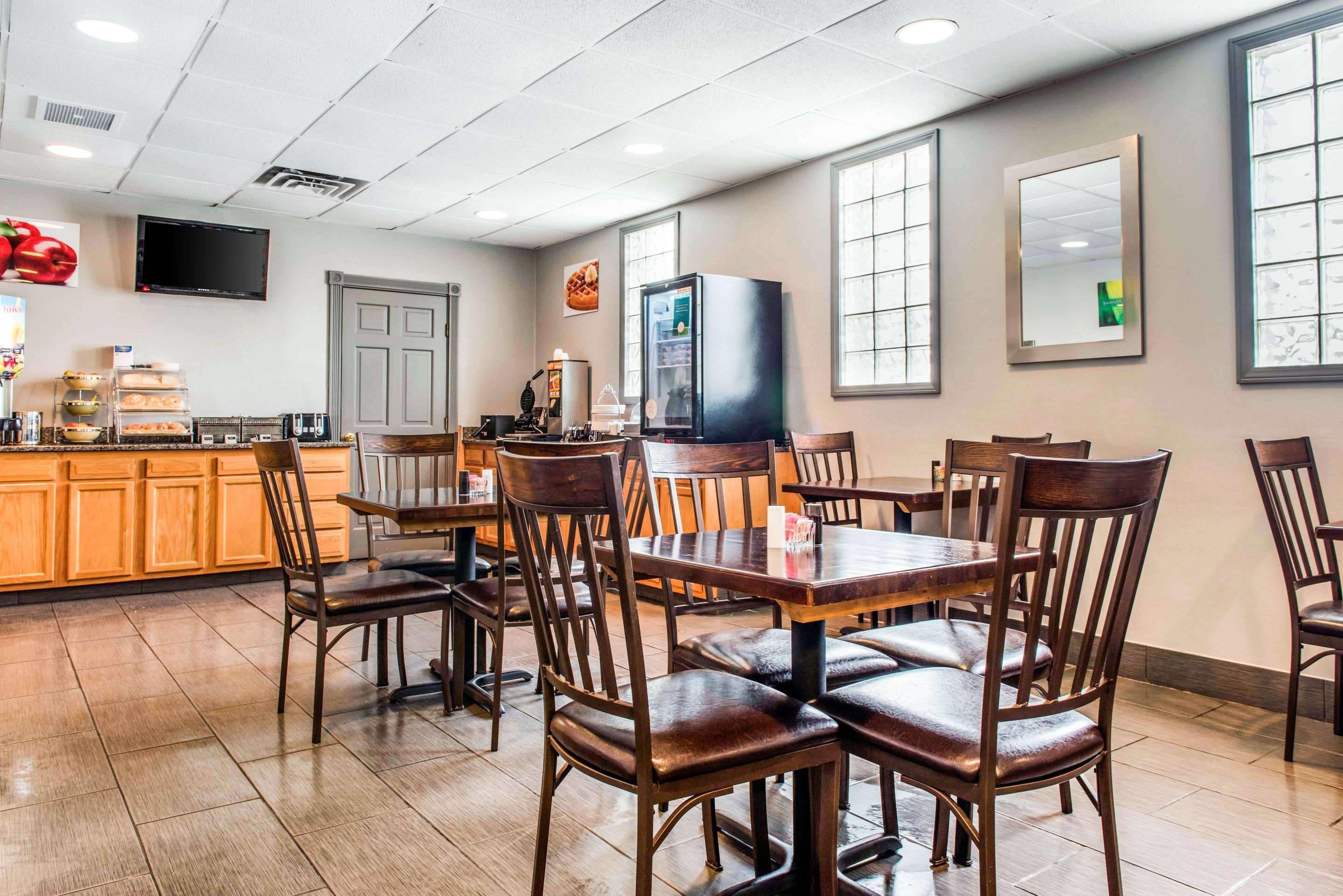 Breakfast area | Quality Inn Austintown - Youngstown West
