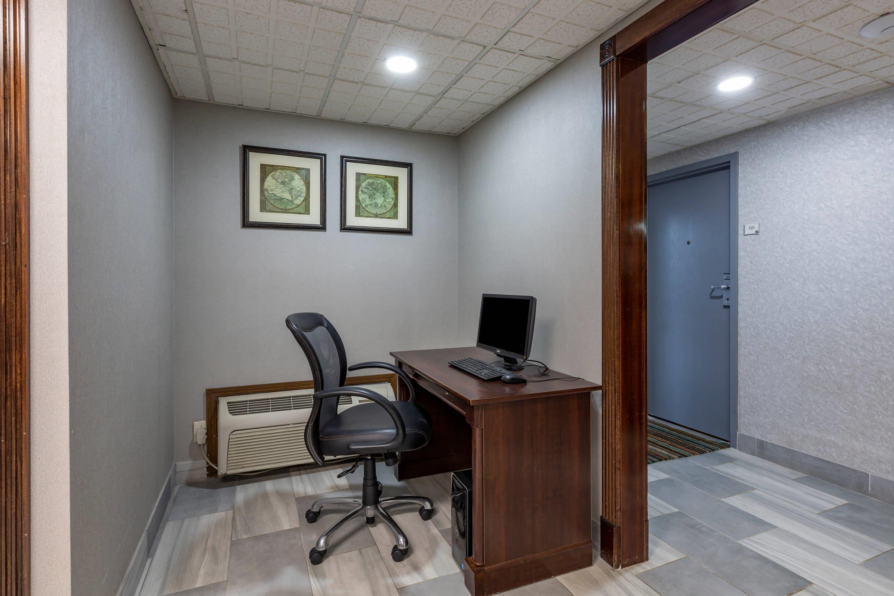 Computer in the lobby | Quality Inn Austintown - Youngstown West