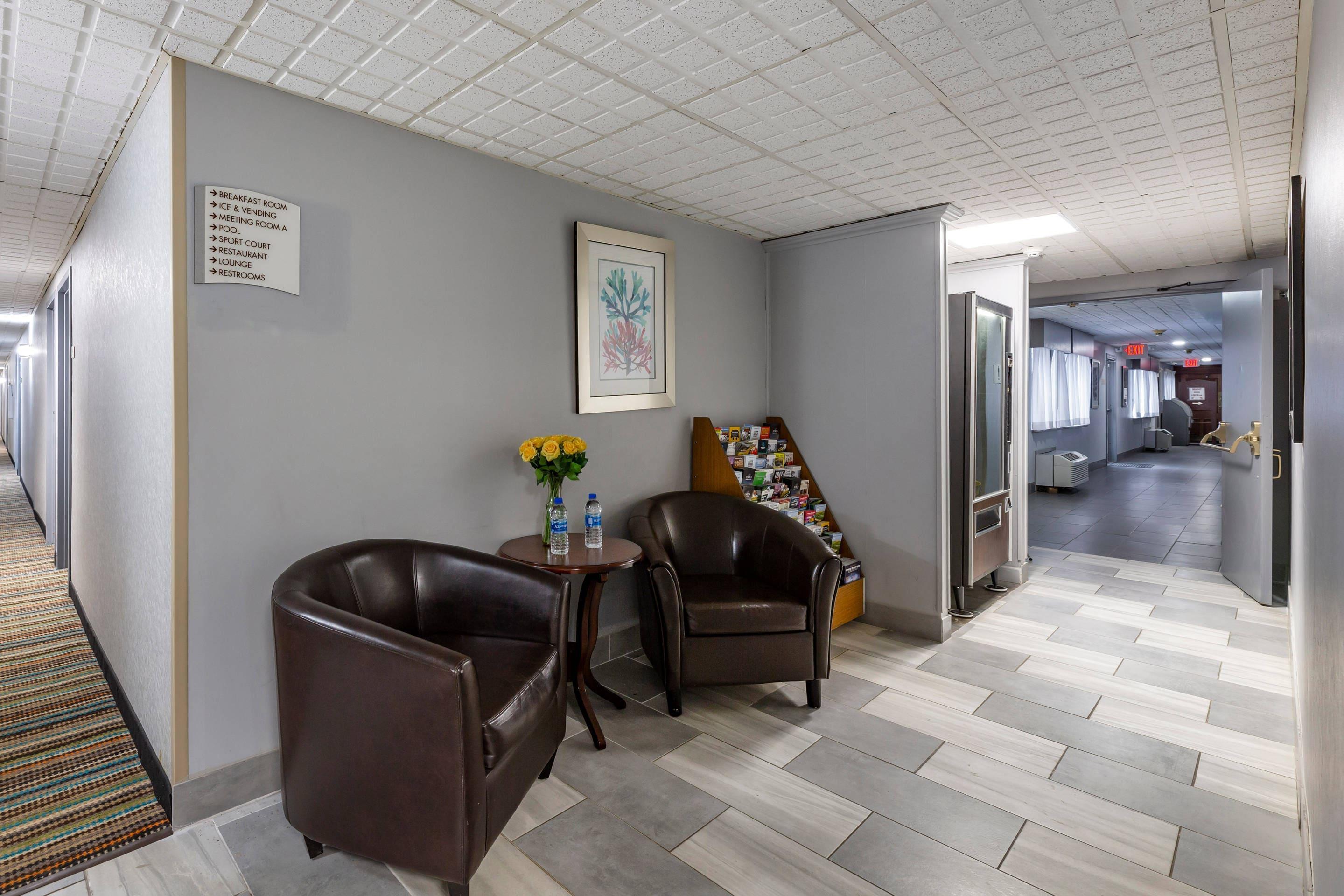 Hotel lobby | Quality Inn Austintown - Youngstown West