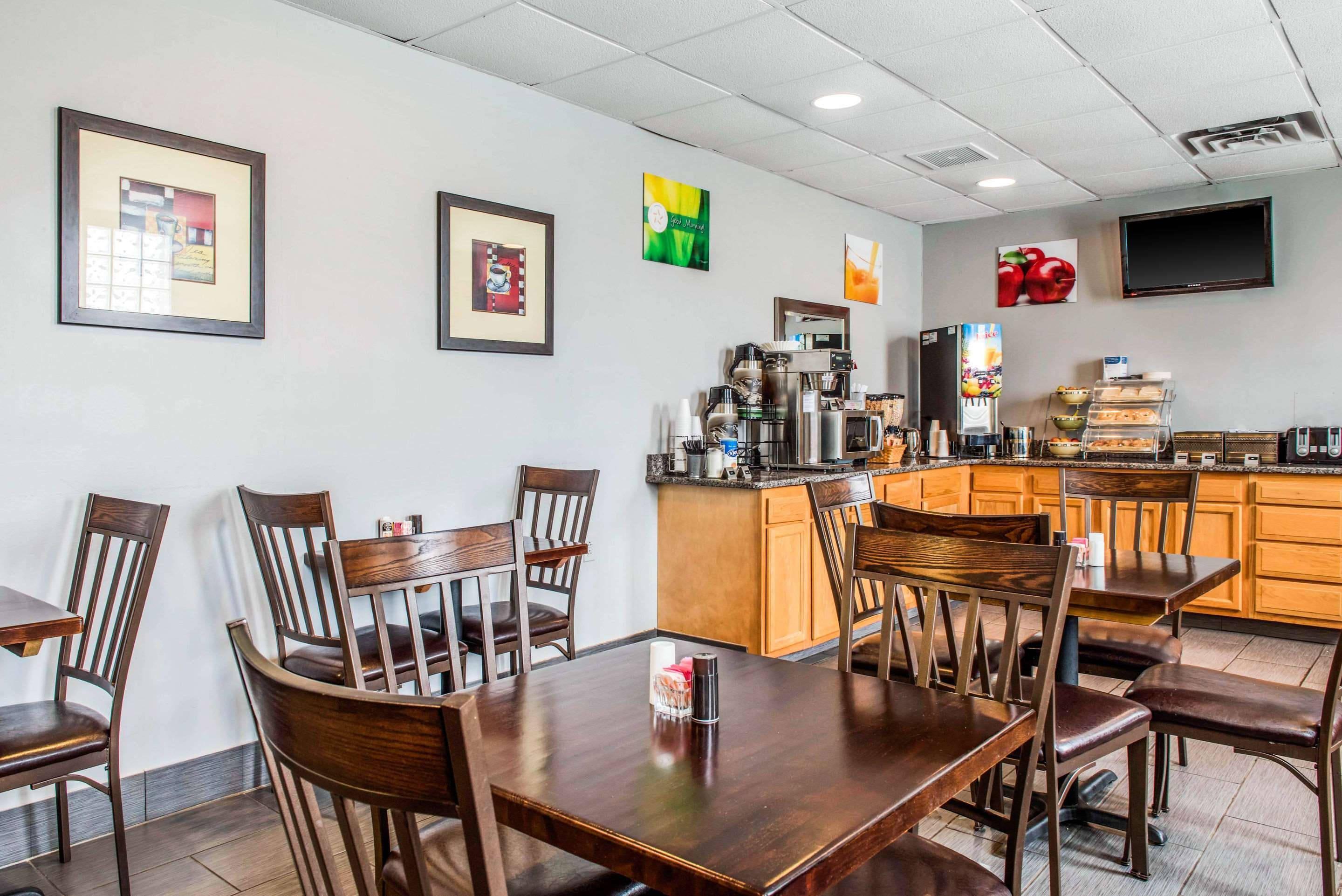 Breakfast area | Quality Inn Austintown - Youngstown West