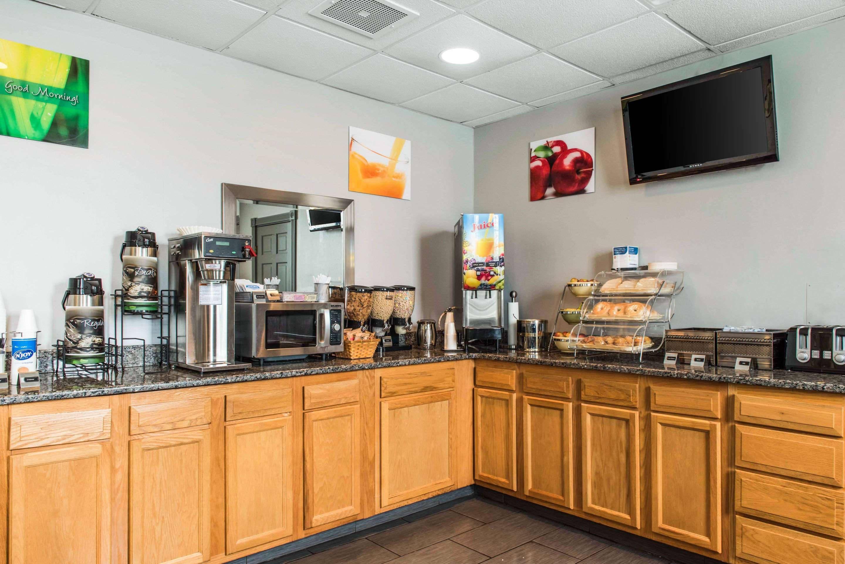Breakfast area | Quality Inn Austintown - Youngstown West