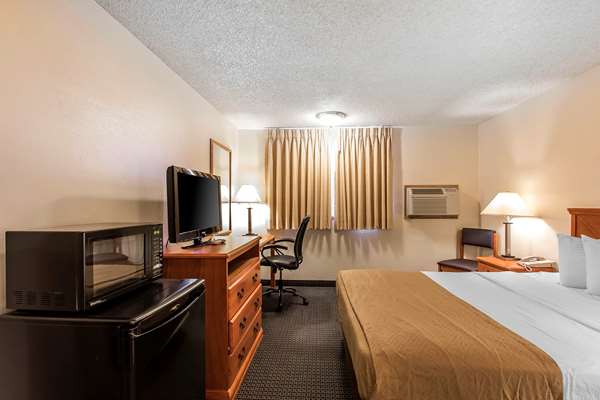  - Econo Lodge Inn & Suites Clinton - I-40, Exit 65A