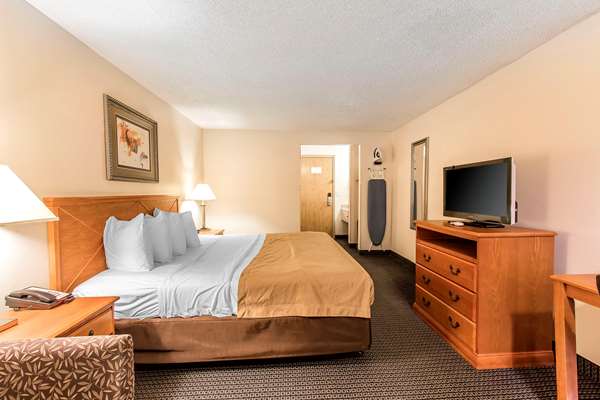  - Econo Lodge Inn & Suites Clinton - I-40, Exit 65A