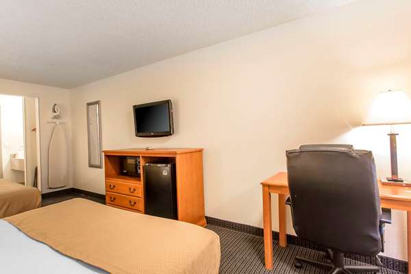  - Econo Lodge Inn & Suites Clinton - I-40, Exit 65A