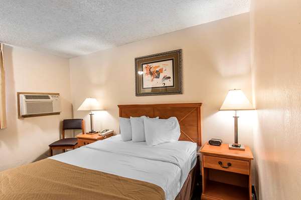  - Econo Lodge Inn & Suites Clinton - I-40, Exit 65A