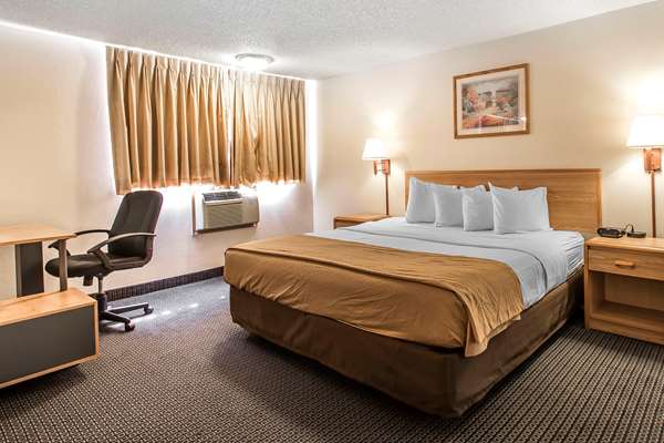 Suite - Econo Lodge Inn & Suites Clinton - I-40, Exit 65A