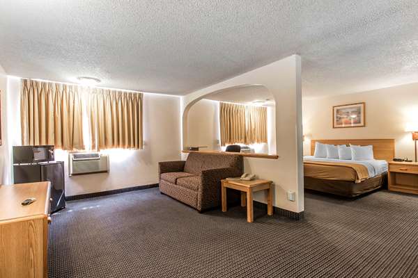 Suite - Econo Lodge Inn & Suites Clinton - I-40, Exit 65A