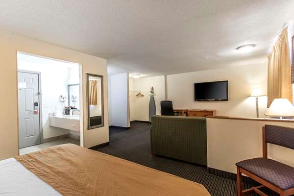 Suite - Econo Lodge Inn & Suites Clinton - I-40, Exit 65A