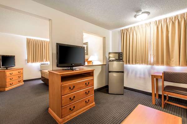 Suite - Econo Lodge Inn & Suites Clinton - I-40, Exit 65A