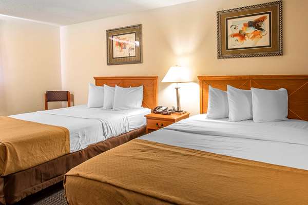  - Econo Lodge Inn & Suites Clinton - I-40, Exit 65A