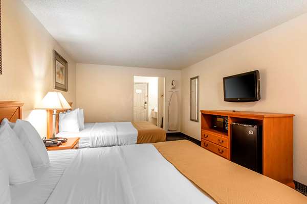  - Econo Lodge Inn & Suites Clinton - I-40, Exit 65A