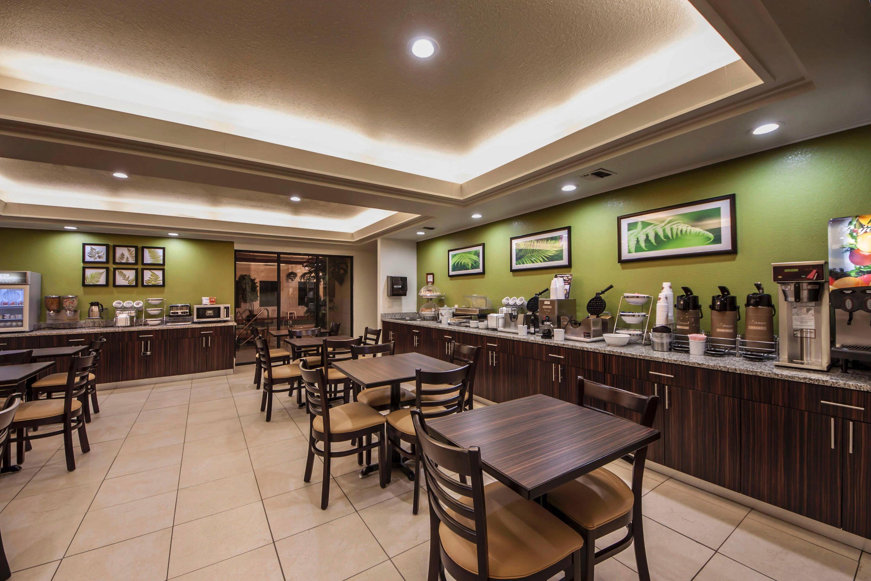 Enjoy breakfast in this seating area | Sleep Inn & Suites Central/I-44