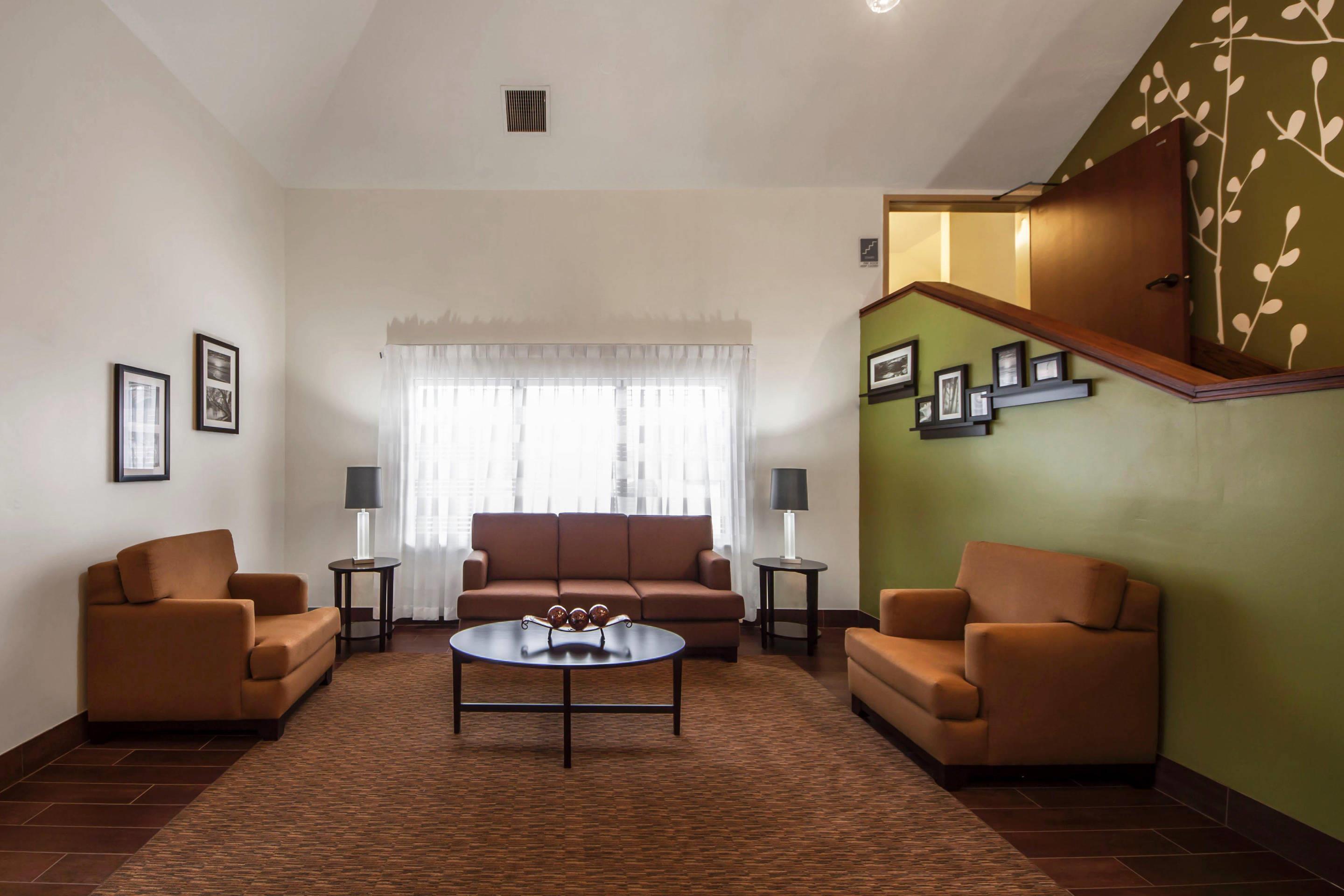 Sitting area | Sleep Inn & Suites Central/I-44