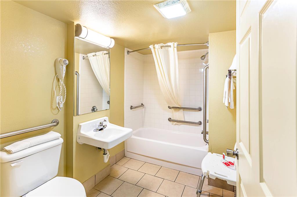 ECONO LODGE MCALESTER-guestroom-Guest Room,Bathroom,On-Site.jpg