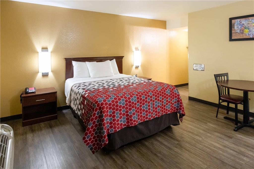 ECONO LODGE MCALESTER-guestroom-Guest Room,On-Site.jpg