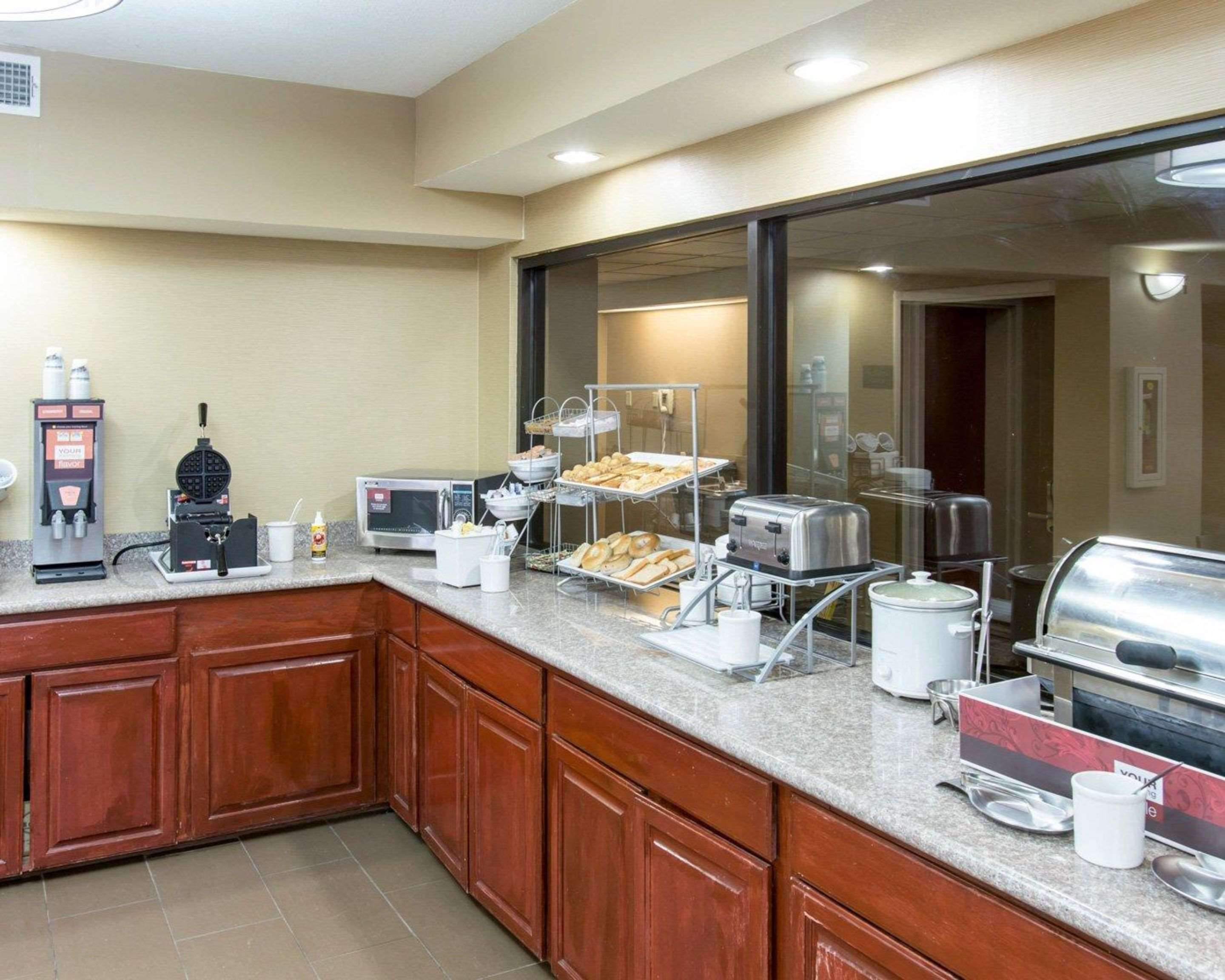 Hot and cold breakfast buffet | Comfort Suites Idabel