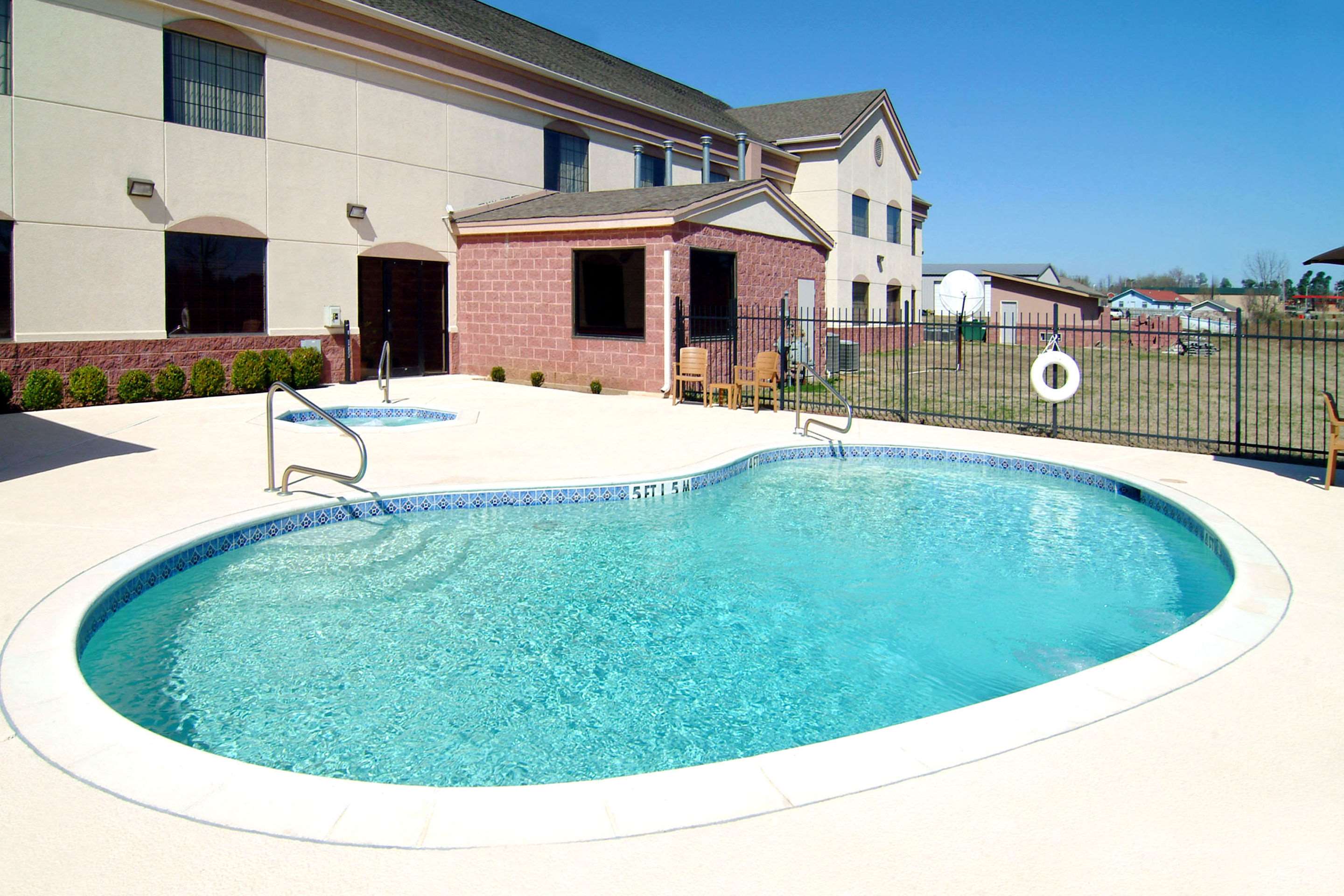 Outdoor pool with hot tub | Comfort Suites Idabel