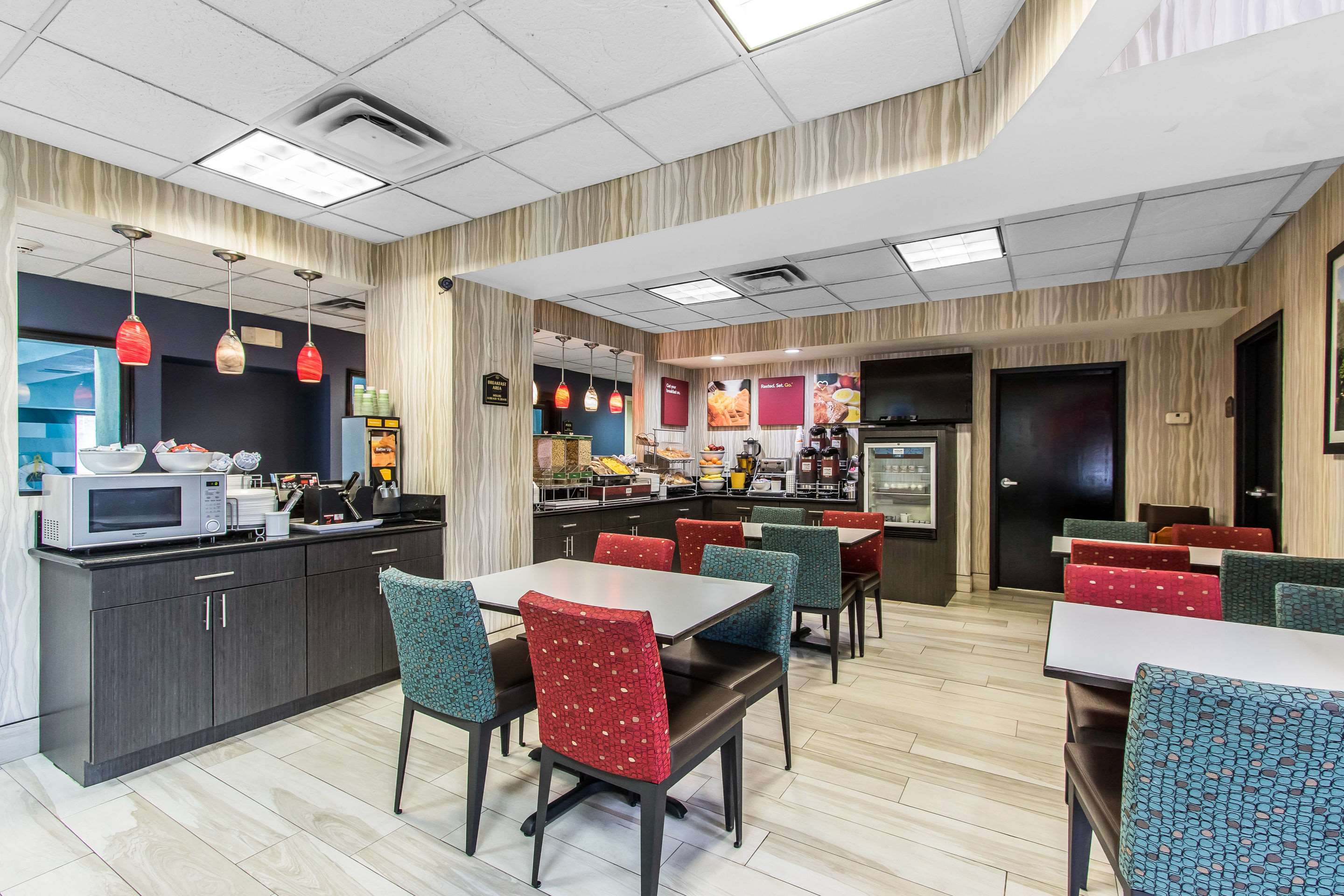 Spacious breakfast area | Comfort Suites Fairgrounds West