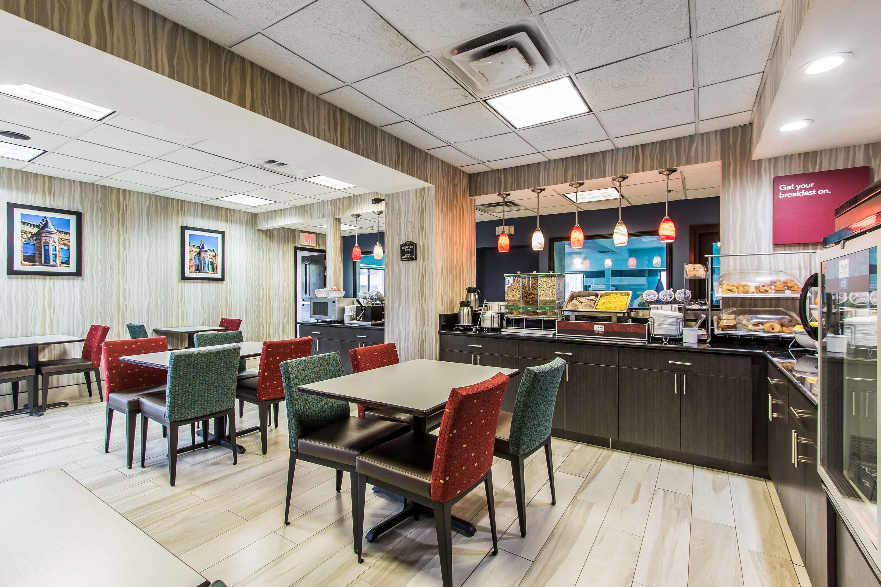 Enjoy breakfast in this seating area | Comfort Suites Fairgrounds West
