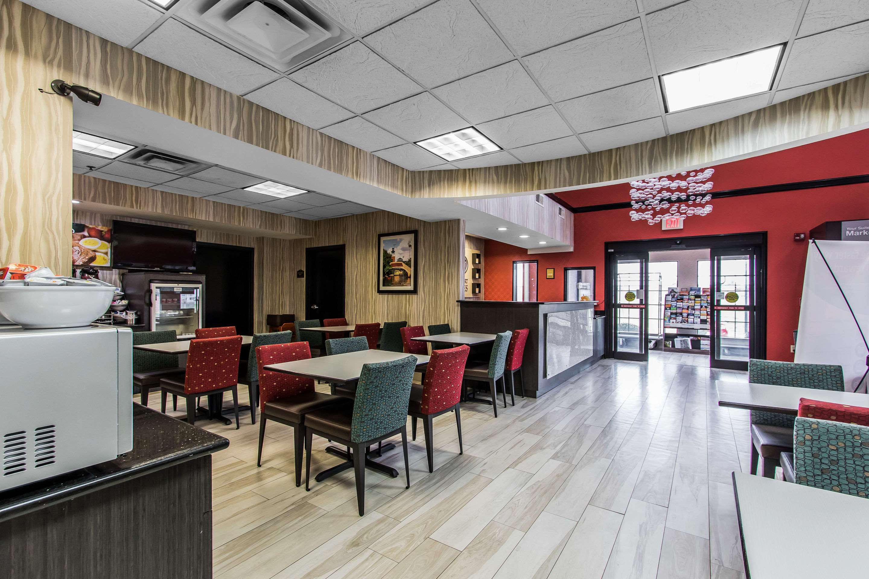 Breakfast area | Comfort Suites Fairgrounds West