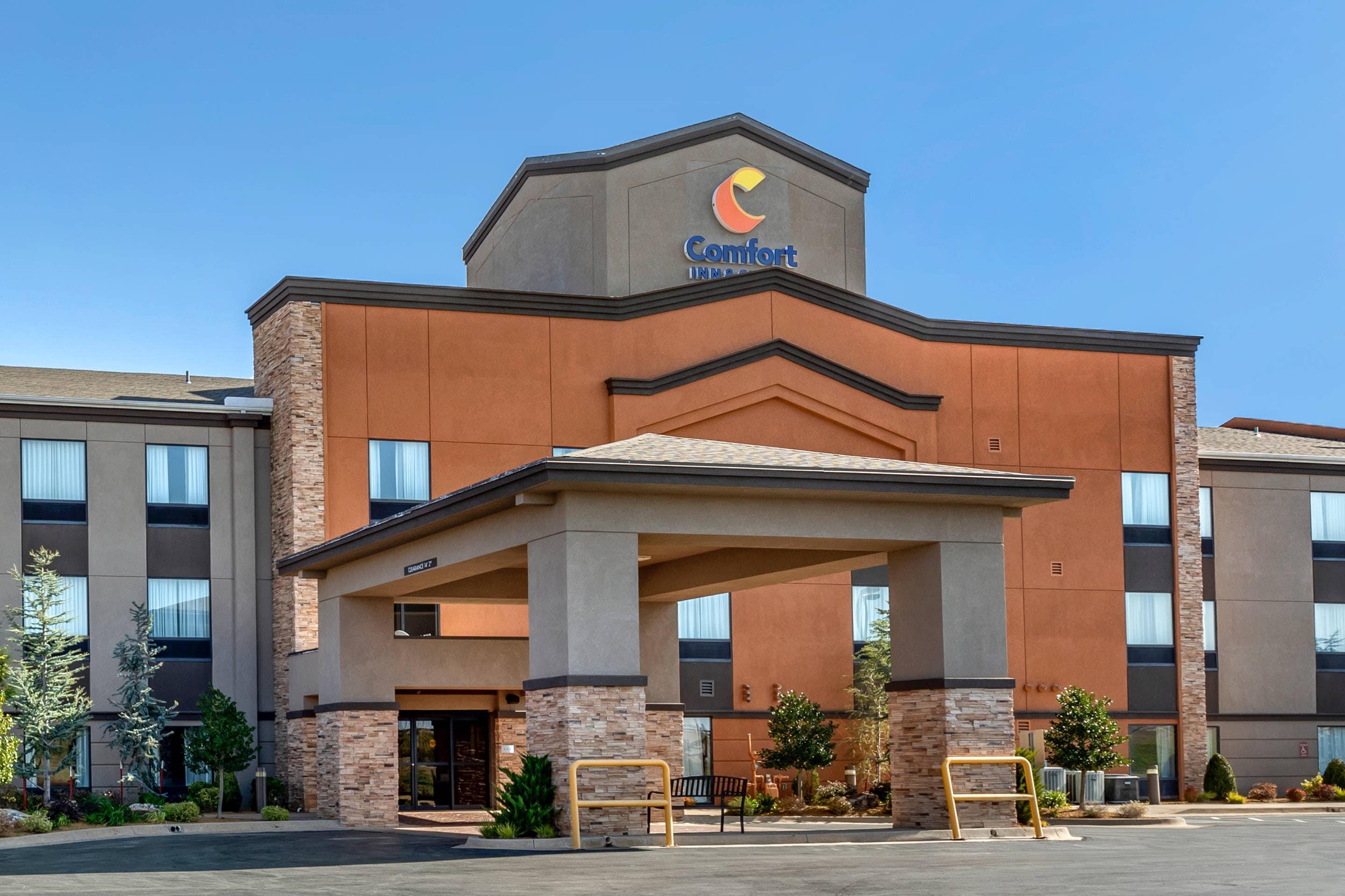 Hotel Entrance | Comfort Inn & Suites Pauls Valley - City Lake