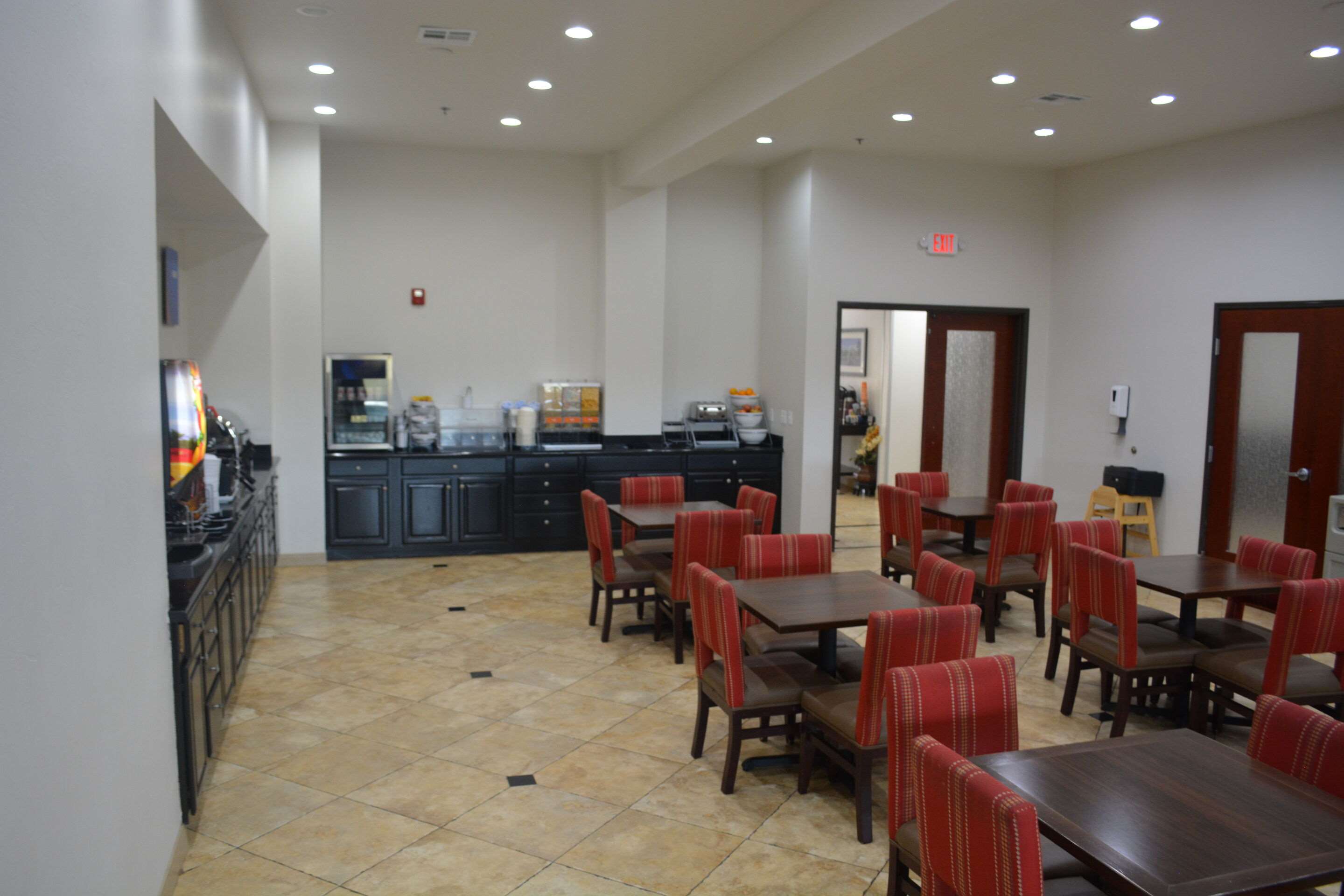 Breakfast area | Comfort Suites Yukon - SW Oklahoma City