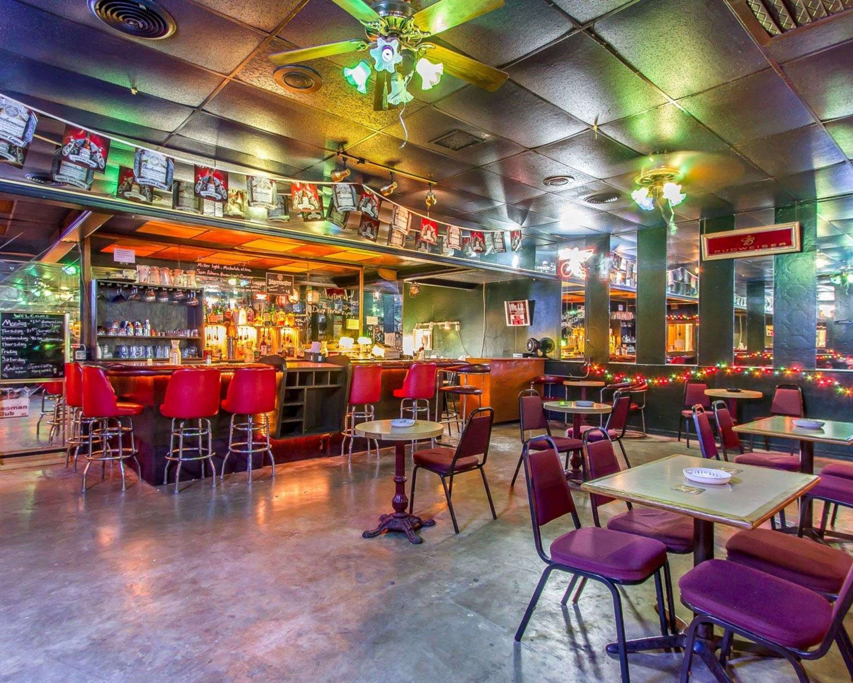 Cocktail lounge