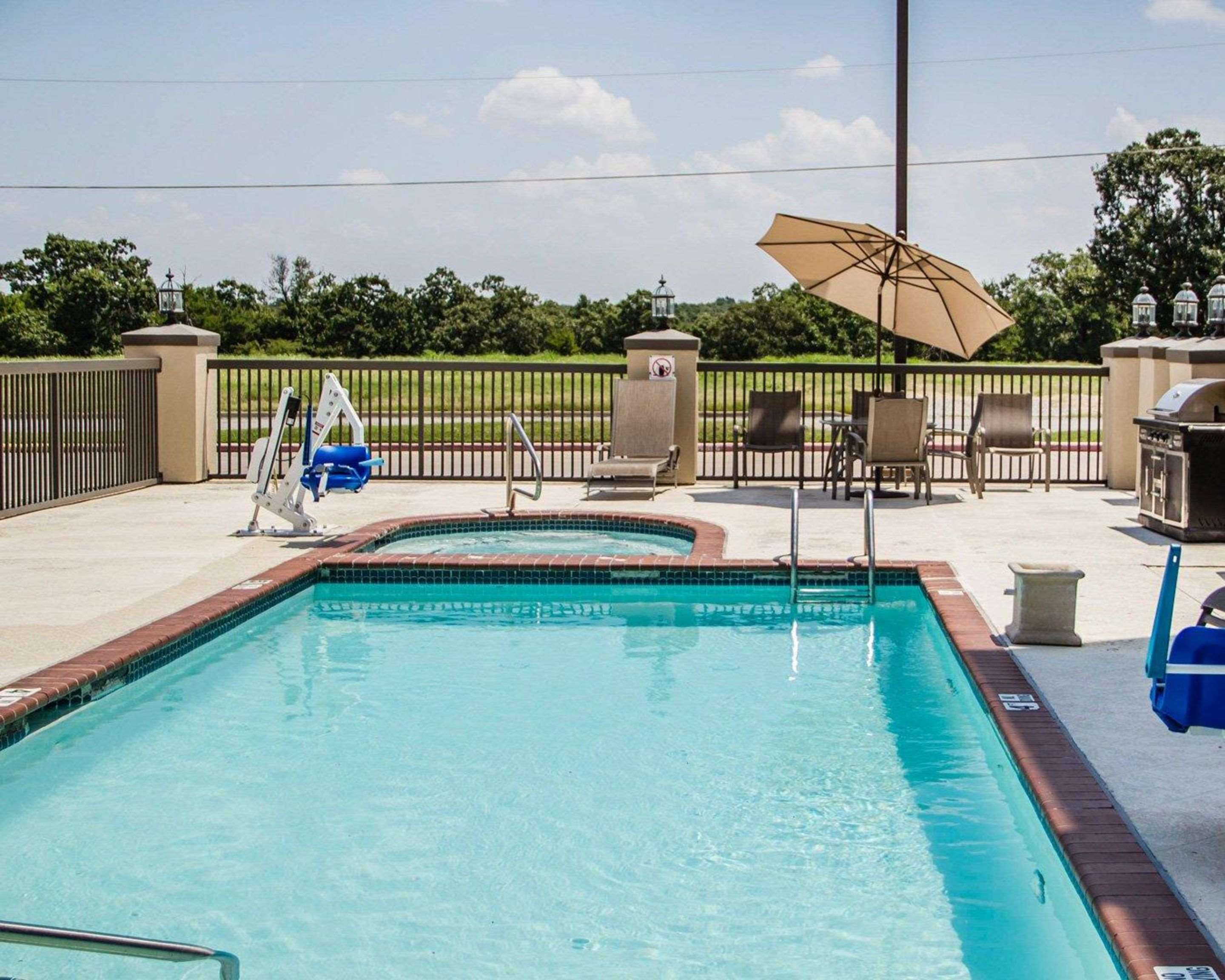 Outdoor pool with hot tub | Comfort Suites McAlester