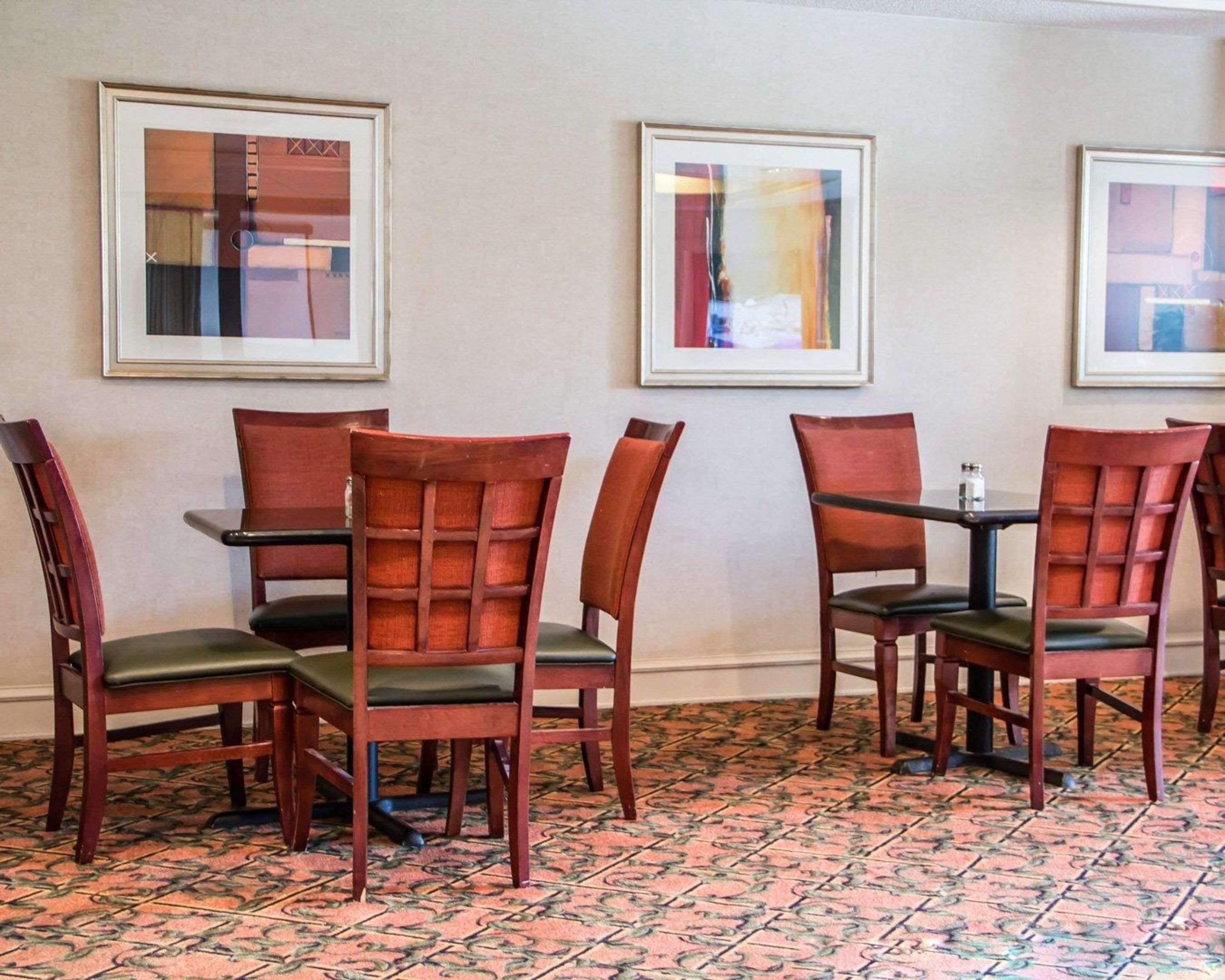 Breakfast area | Comfort Suites McAlester