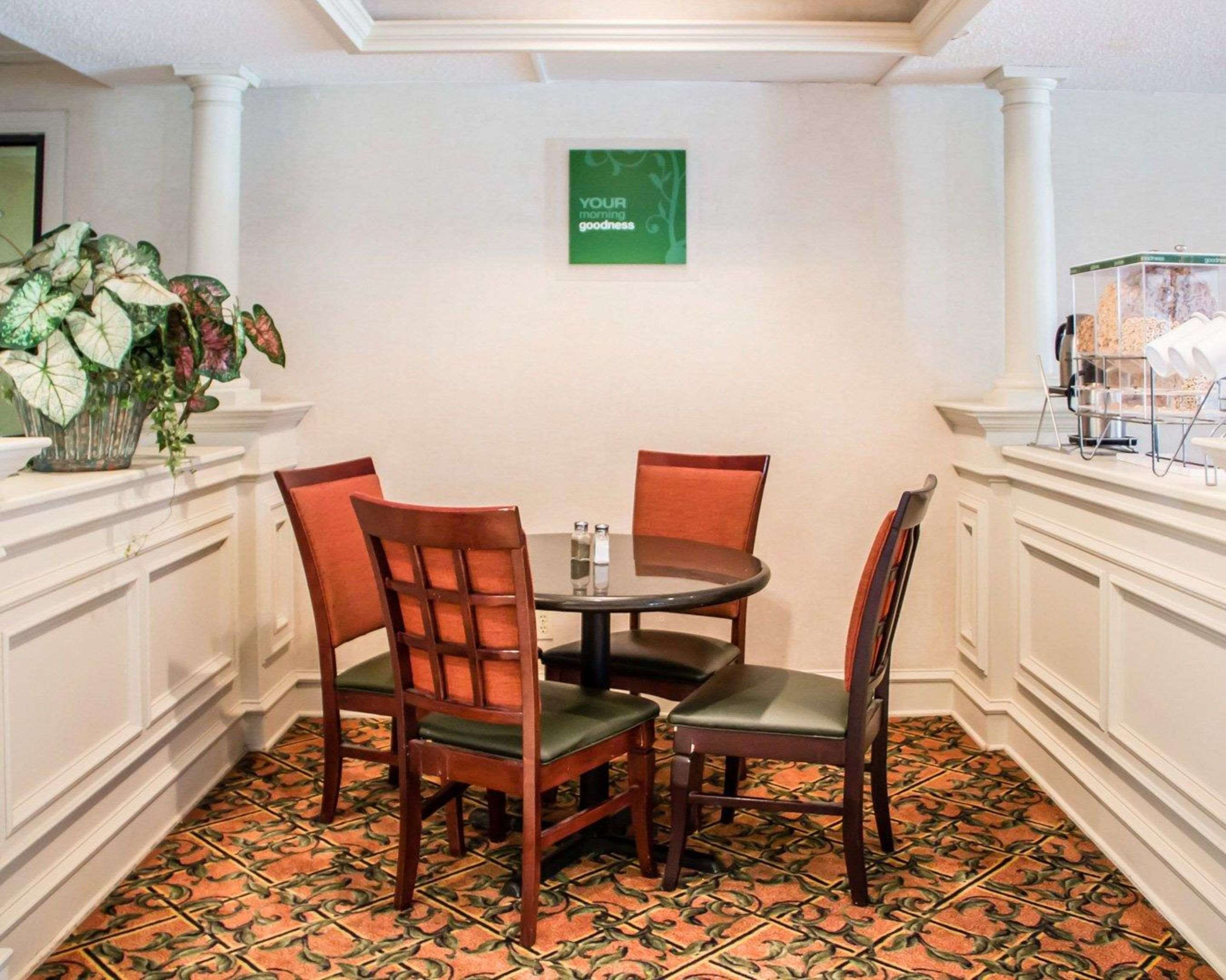 Breakfast area | Comfort Suites McAlester