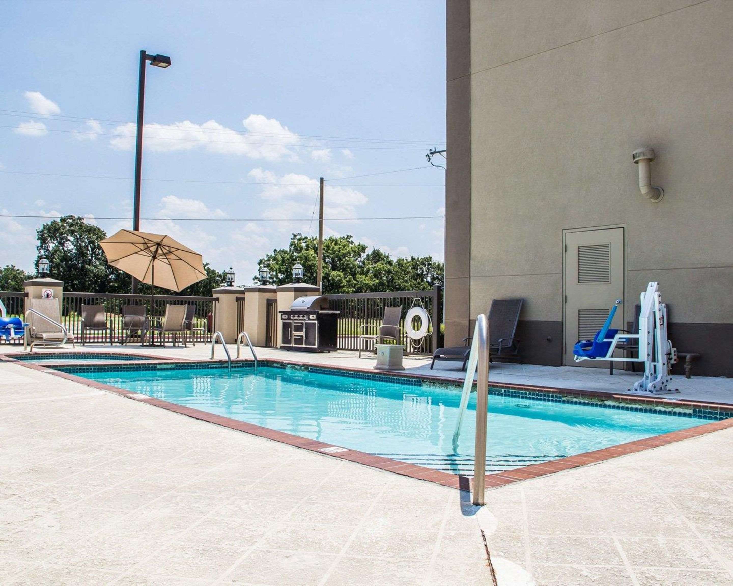 Outdoor pool | Comfort Suites McAlester