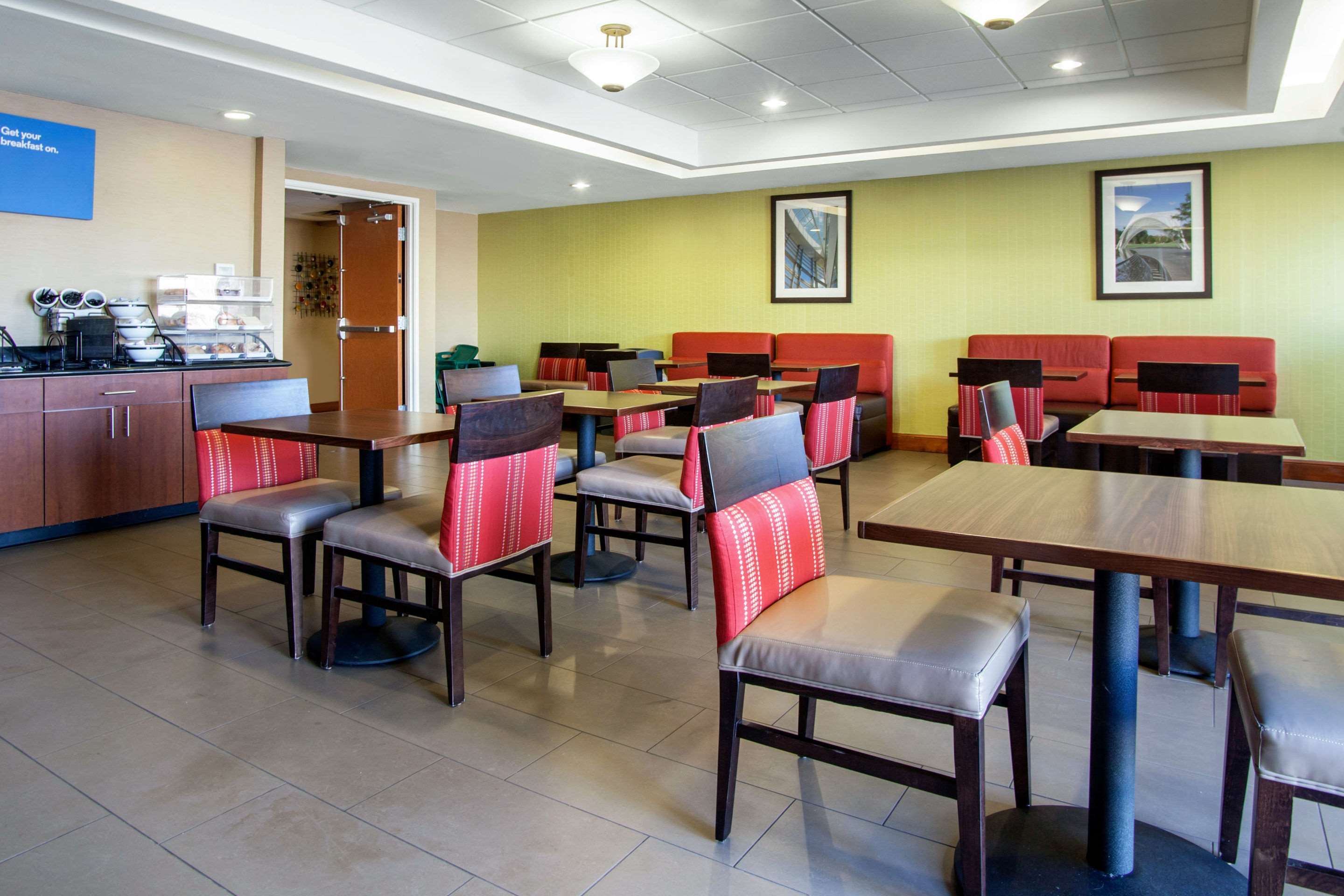 Enjoy breakfast in this seating area | Comfort Inn & Suites Norman near University