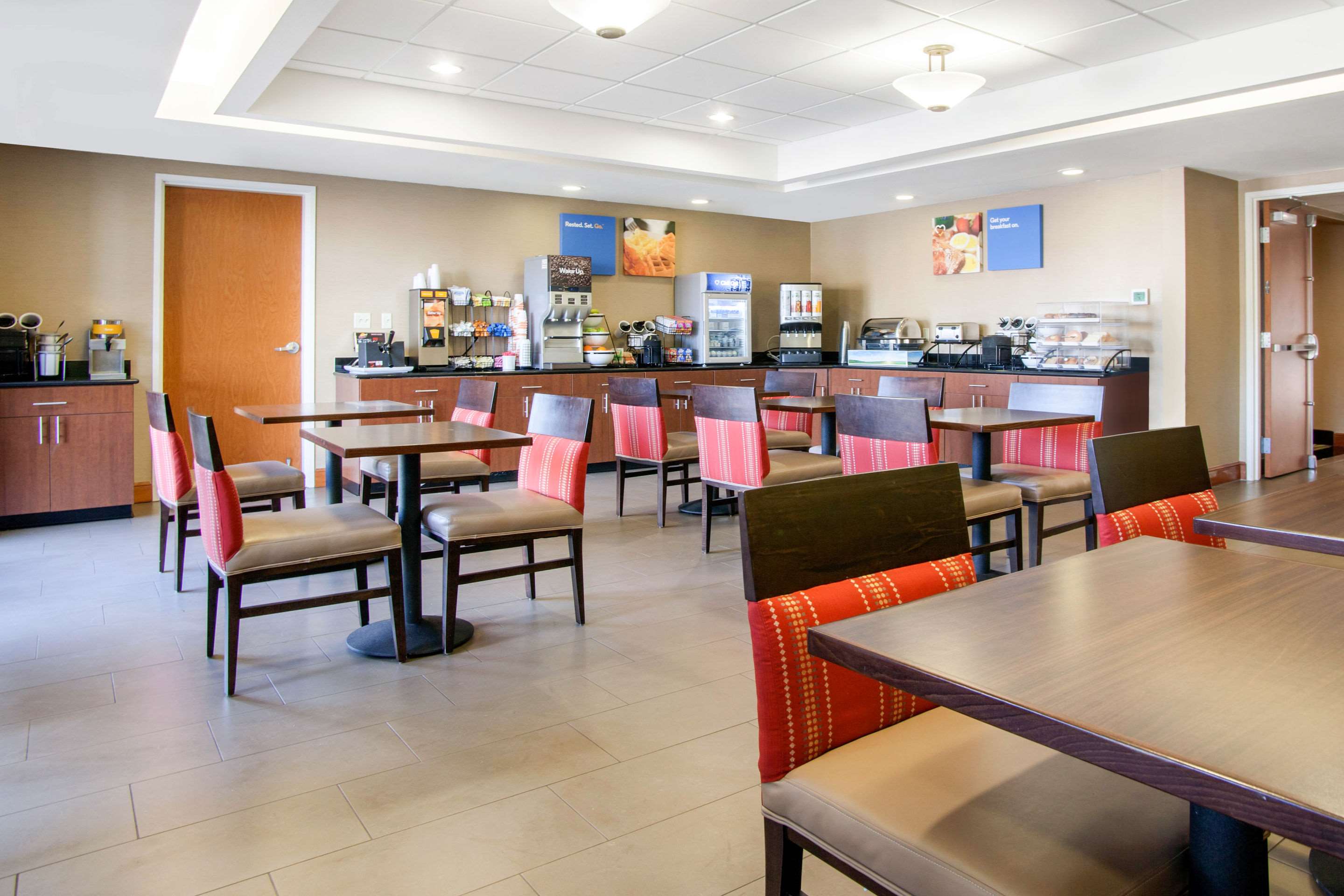 Breakfast area | Comfort Inn & Suites Norman near University