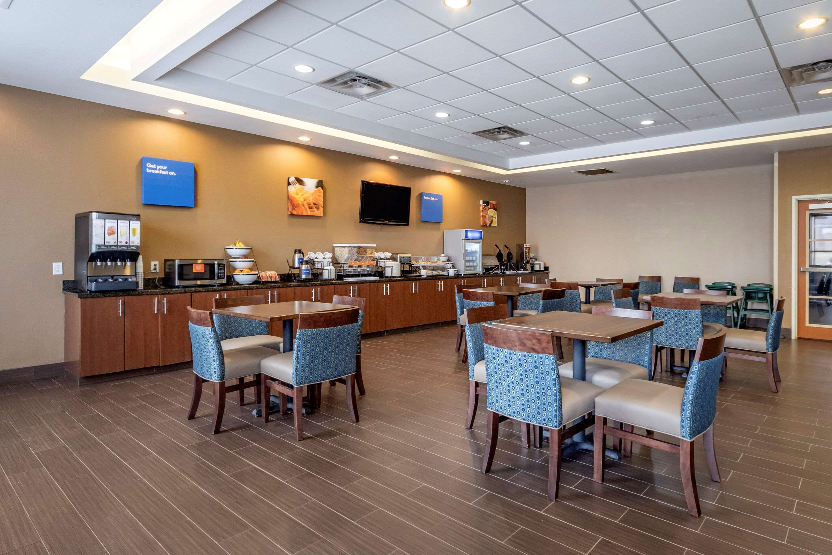 Breakfast area | Comfort Inn & Suites Shawnee North near I-40