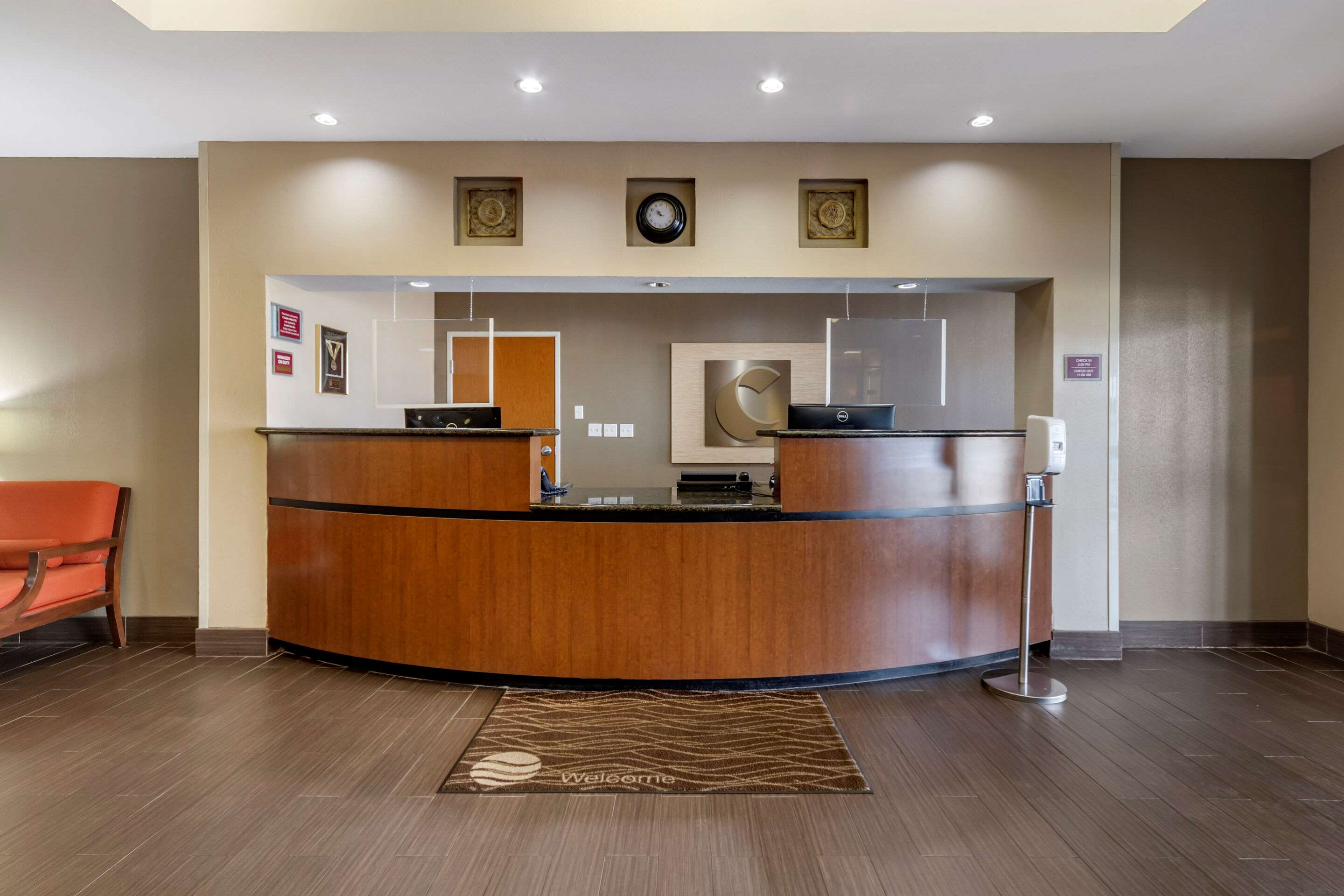 Front desk | Comfort Inn & Suites Shawnee North near I-40
