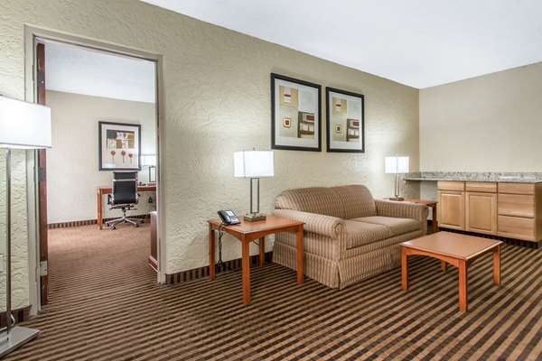 Suite - Clarion Hotel Broken Arrow