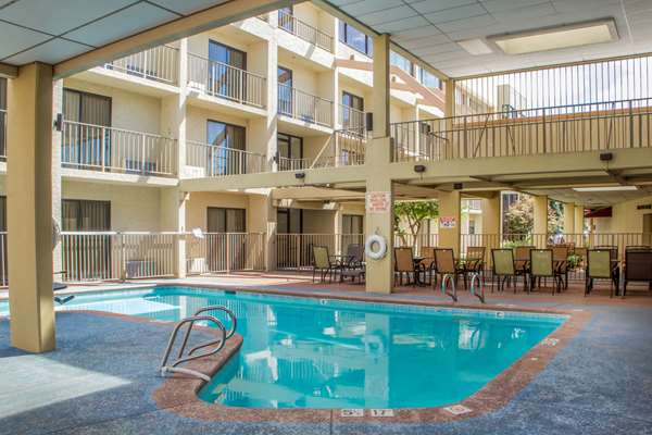 Pool - Clarion Hotel Broken Arrow