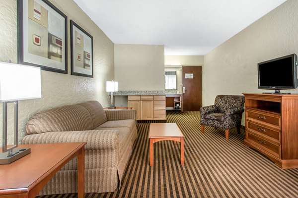 Suite - Clarion Hotel Broken Arrow
